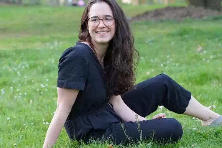 Friederike Zoubaa wuchs unter ihrem M&auml;dchennamen Friederike Ziewes in Lachen-Speyerdorf auf und machte 2009 am Hannah-Arendt-Gym