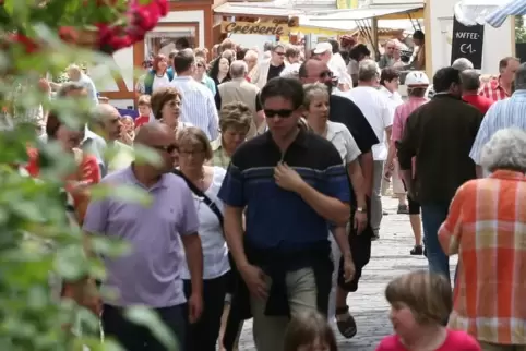 Das Rhodter Heimat- und Blütenfest zieht alljährlich Zigtausende Besucher in die Theresienstraße. Doch wegen Corona ist es 2020 