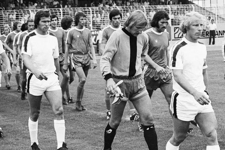 1975: Jupp Heynckes (vorne links, vor ihm Torh&uuml;ter Wolfgang Kleff und Kapit&auml;n Berti Vogts) l&auml;uft als Spieler von Borussia M&ouml;nche