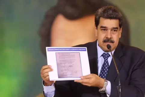Nicolás Maduro mit der Kopie eines Dokumentes, das einen angeblichen Invasionsversuch beweisen soll. 