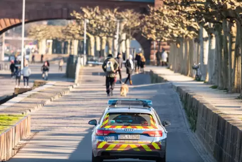 Eine Polizeistreife am Mainzer Rheinufer.