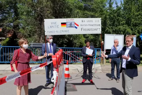 An der Grenze. Die Europaabgeordnete Anne Sander (links) und der elsässische Abgeordnete Fréderic Reiss (2.v.links) mit der Euro
