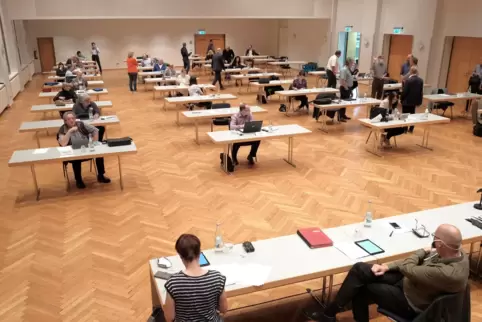 Im großen Raum des Saalbaus wurde für jedes Ratsmitglied ein eigener Tisch bereitgestellt. Unten rechts Bürgermeister Michael Fo Im großen Raum des Saalbaus wurde für jedes Ratsmitglied ein eigener Tisch bereitgestellt. Unten rechts Bürgermeister Michael Fo