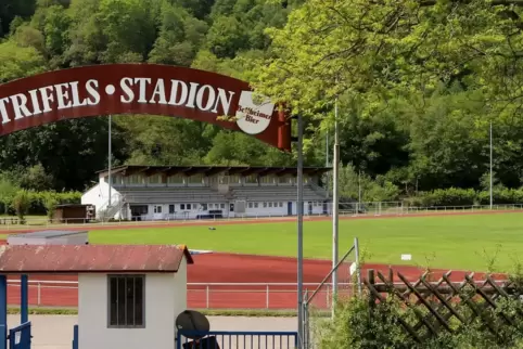 Das Stadion vor den Toren der Stadt. 