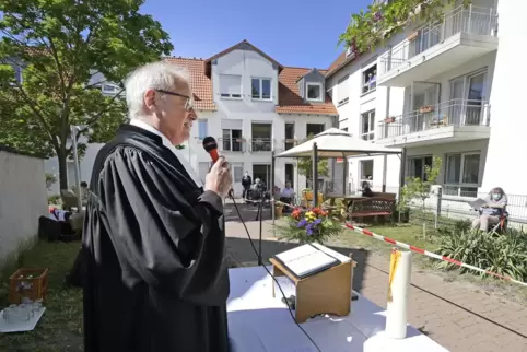 Heiko Schipper am Freiluft-Altar. „Es hat mir richtig Spaß gemacht, mal wieder einen Gottesdienst mit Menschen zu feiern“, sagt 