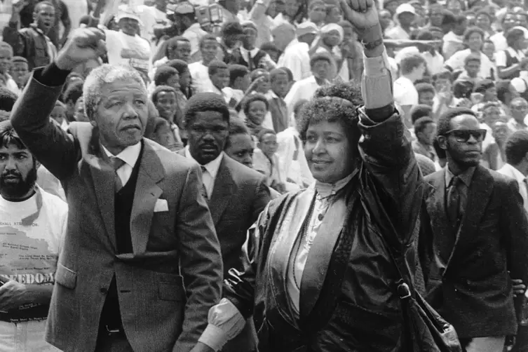 Umjubelt Zwei Tage nach seiner Freilassung nach 27-jähriger Haftzeit grüßt Nelson Mandela mit seiner damaligen Frau Winnie die M