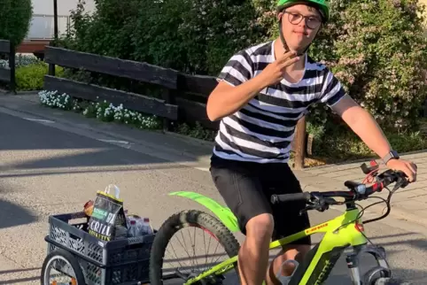 Auf Kurierfahrt durch Grünstadt: Für Nils von Langsdorf jedenfalls ist es keine Frage, ob er seinen Nachbarn helfen soll – der l