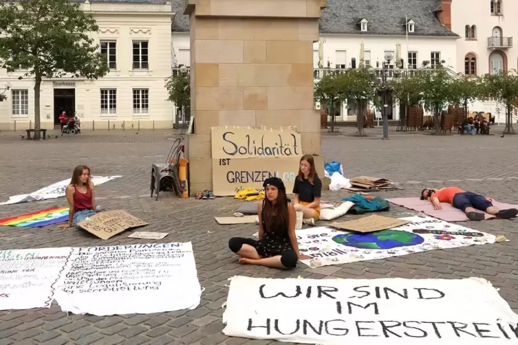 Die Streikenden um Clara Reis (im Vordergrund) und Antonia Widmer (links) wollen, dass den Menschen in den girechischen Flüchtli