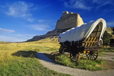 An die Pionierzeit erinnert in den USA beispielsweise dieser Wagen am Scotts Bluff National Monument in Nebraska. 