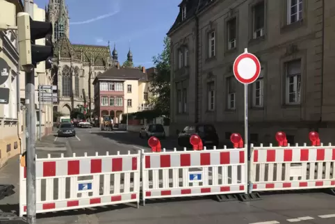 Seit Freitag abgesperrt: Abschnitt der Hilgardstraße. Seit Freitag abgesperrt: Abschnitt der Hilgardstraße.