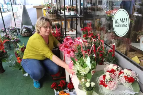 Muttertagsgeschäft: Elke Fleckenstein im Blumenladen der Rathauspassage in Wörth.
