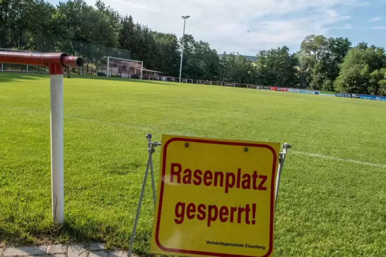 Während auf den Bildschirmen die Bundesliga gezeigt wird, bleibt beim Amateurfußball der Platz erstmal gesperrt.