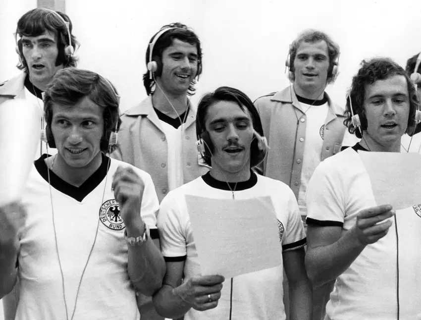 Neben dem Fußball zeigte Heynckes sein Gesangstalent.1973 nahm die deutsche Nationalmannschaft eine Schallplatte mit neun Lieder