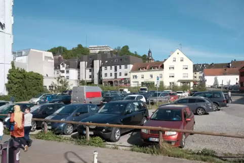 Das unbebaute Grundstück in der Talstraße wird zurzeit als Parkplatz genutzt. 