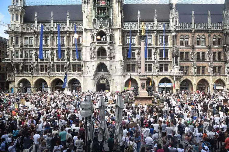 Rund 3000 Menschen haben am Samstag auf dem Marienplatz in München demonstriert.