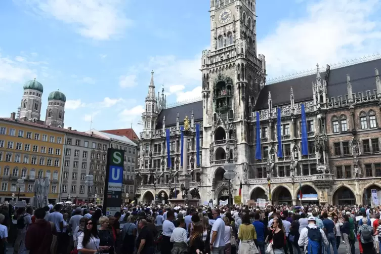 Dabei missachteten einige Demonstranten auch die geltenden Abstandsregeln.