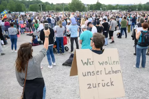 Bundesweit haben Menschen am Samstag gegen die derzeitigen Corona-Beschränkungen demonstriert, wie hier in Stuttgart.