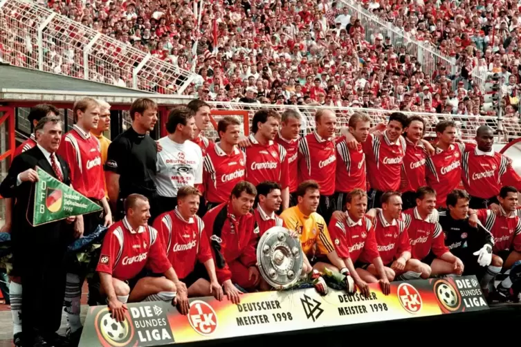 Die Mannschaft des 1. FC Kaiserslautern mit der Meisterschale.
