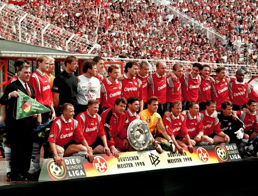 Die Mannschaft des 1. FC Kaiserslautern mit der Meisterschale.