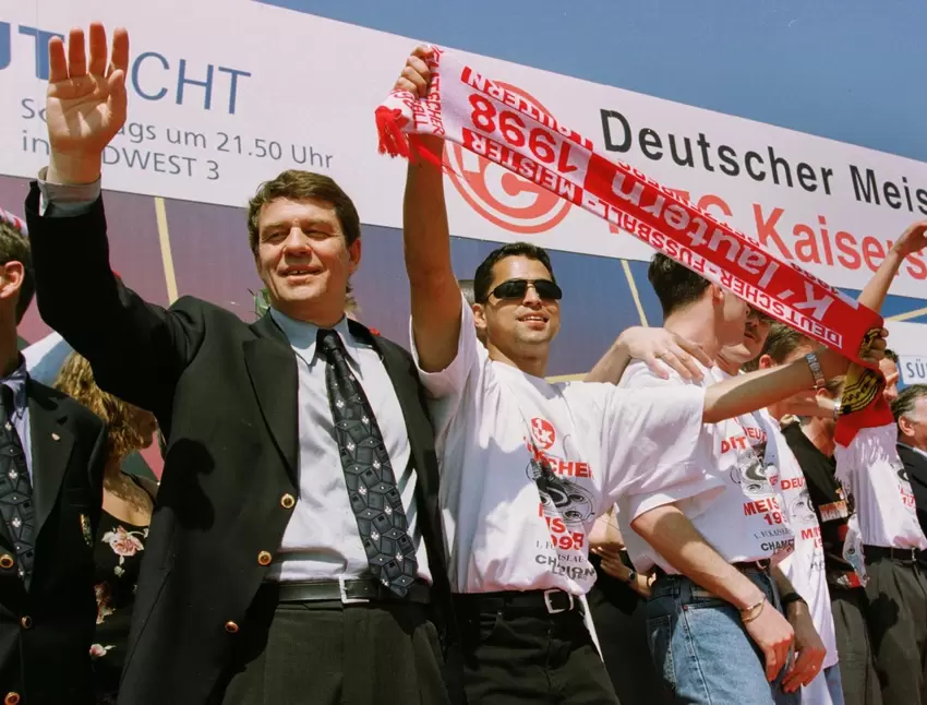 Trainer Otto Rehhagel (links) und Spieler Ratinho winken vom Rathaus der Stadt Kaiserslautern den Fans zu.