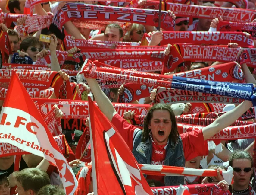 Die Fans des 1. FC Kaiserslautern feiern ihre Mannschaft am 10. Mai 1998 beim Korso durch die Stadt.