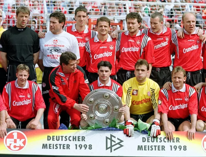 Das waren Zeiten: Die Mannschaft des FCK posiert mit der Meisterschale.