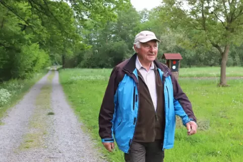 Wegewart Theo Roth fragt Wanderer immer auch, ob sie die Markierungen gut finden. 