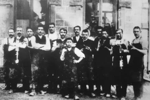Die ersten Zwicker bei Gebrüder Juner um 1914 vor der „alten Fabrik“. 