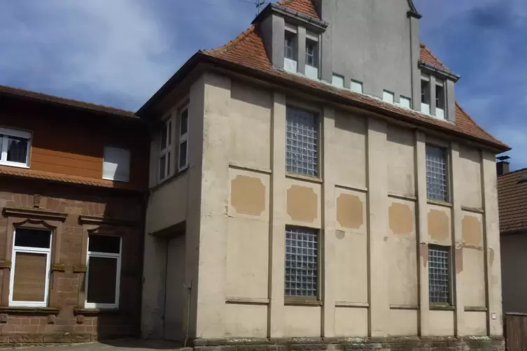 Die ehemalige Schuhfabrik Juner in der Ortsmitte. Das Geb&auml;ude geh&ouml;rt heute Landwirt Klaus Bohl, der es als Lager- und Maschinenh