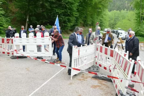 Bürgermeister aus Frankreich und Deutschland protestierten am Samstag gegen die Grenzschließung und räumten symbolisch die Barri