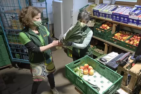 Ab in die Kiste: Christine Herold (links) und Angelika Niederberger packen bestelltes Obst und Gemüse ein. Mit den Lieferungen h