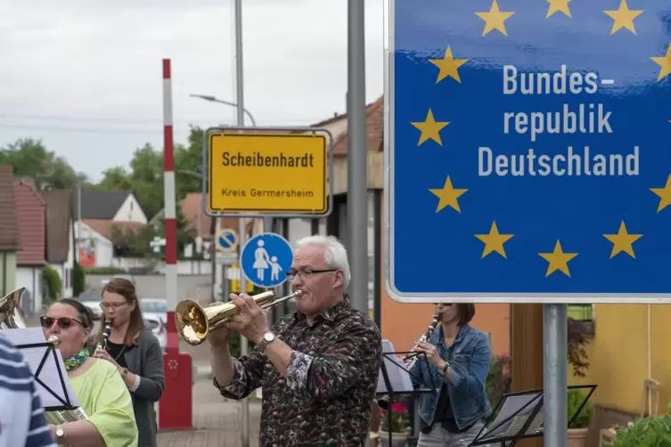 Auf deutscher Seite spielte der Musikverein Scheibenhardt. 