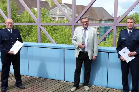 Amtsübergabe mit Abstand: Der ehemalige Kreisfeuerwehrinspekteur Patrick Janz (links), Nachfolger Rainer Schädlich (rechts) und 