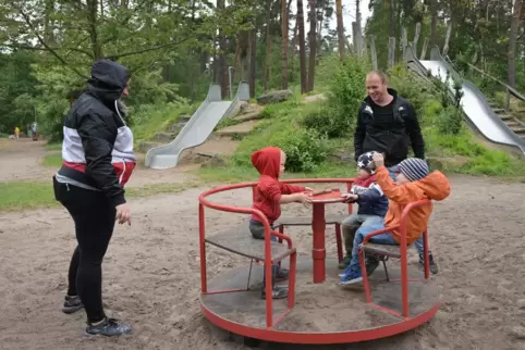 Endlich wieder Spielplatz: Auch von schlechtem Wetter ließen sich etliche Familien am Samstag nicht von einem Besuch auf dem Dud