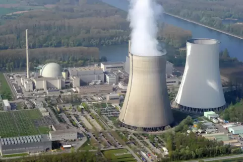 Jeweils über 150 Meter hoch sind die beiden Kühltürme des abgeschalteten Kernkraftwerkes Philippsburg. Geht alles nach Plan soll