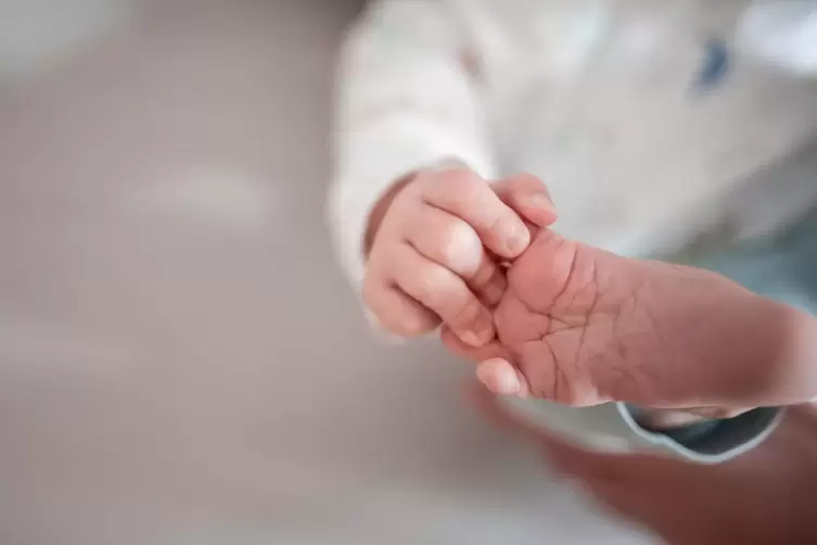 Ein Baby greift mit den Fingern nach seinem Fuß. Die Gesellschaft für deutsche Sprache (GfdS) hat wieder umfassendes Material vo