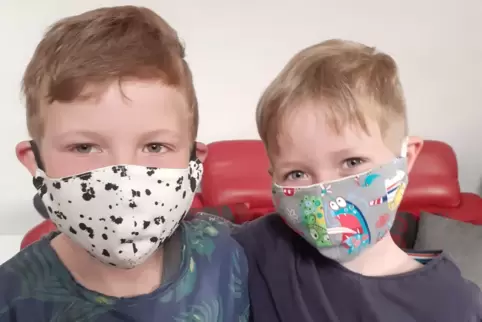 Kilian und Konstantin Heilmann mit Schutzmasken vom Frauenkreis Wörth. Ihre Oma Annette Heilmann hat mitgearbeitet. 
