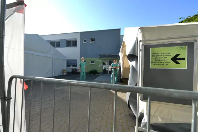 Der Eingang zur Ambulanz: Der Zutritt ist f&uuml;r alle klar strukturiert und mit Schildern erkl&auml;rt. 