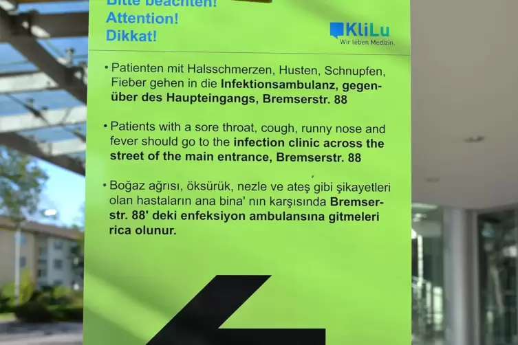 Hinweisschild f&uuml;r Patienten am Klinikum: In mehreren Sprachen wird auf die Ambulanz verwiesen. 
