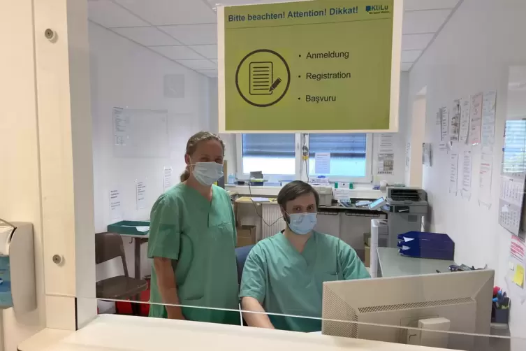 Christine Fischer mit einem weiteren Bundeswehr-Kollegen am Empfang der Ambulanz.
