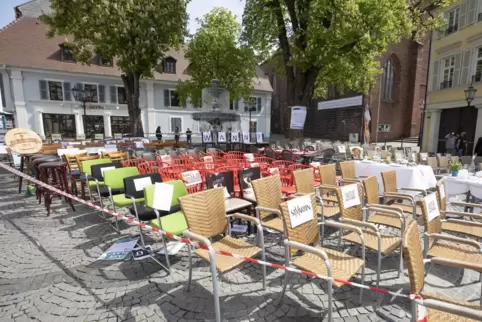Seit Wochen bleiben die Stühle der Gastronomie unbesetzt. Die Konsequenzen spüren auch Studenten, denen der Nebenverdienst fehlt