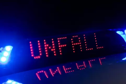 Die Polizei hofft auf Hinweise zu einem Kastenwagen, dessen Insassen einen Unfall verursacht haben und dann weiter gefahren sind Die Polizei hofft auf Hinweise zu einem Kastenwagen, dessen Insassen einen Unfall verursacht haben und dann weiter gefahren sind