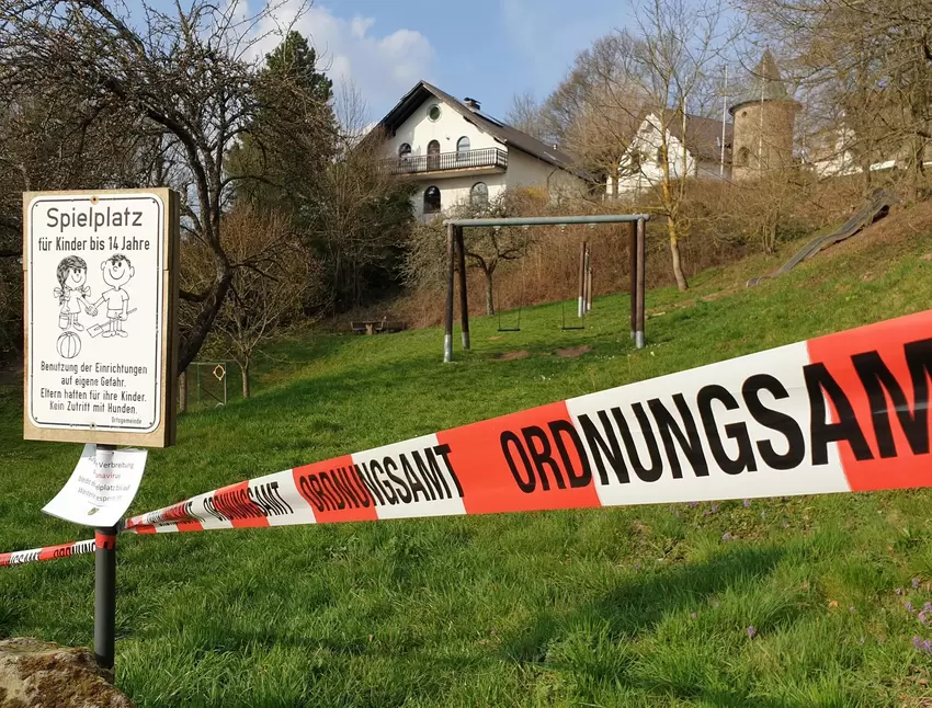 Eine der Maßnahmen: Spielplätze, auch der in Falkenstein, werden geschlossen, damit soziale Kontakte eingeschränkt werden.