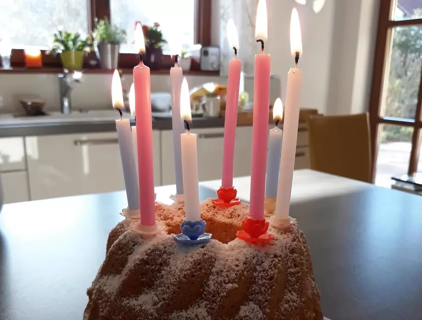 Der Geburtstagskuchen war für ihren Enkel Noel – den Julika Vatter aber leider nur per Skype übermitteln konnte.
