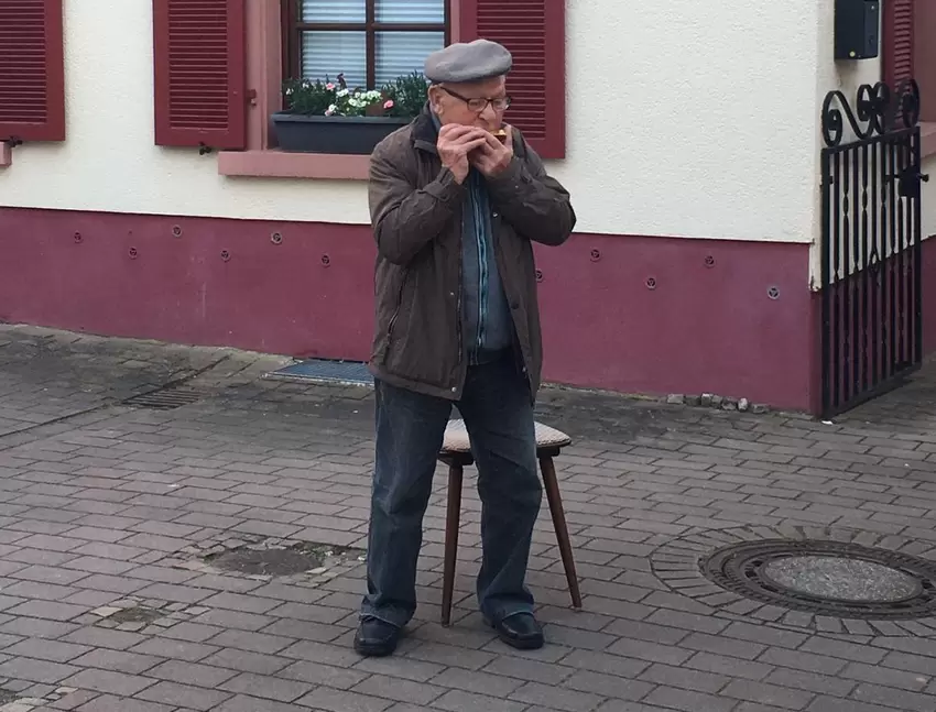 Konzerte finden in der Corona-Zeit nicht statt? Iwo! Der 92-jährige Heiner Rothley spielt in Steinbach auf seiner Mundharmonika