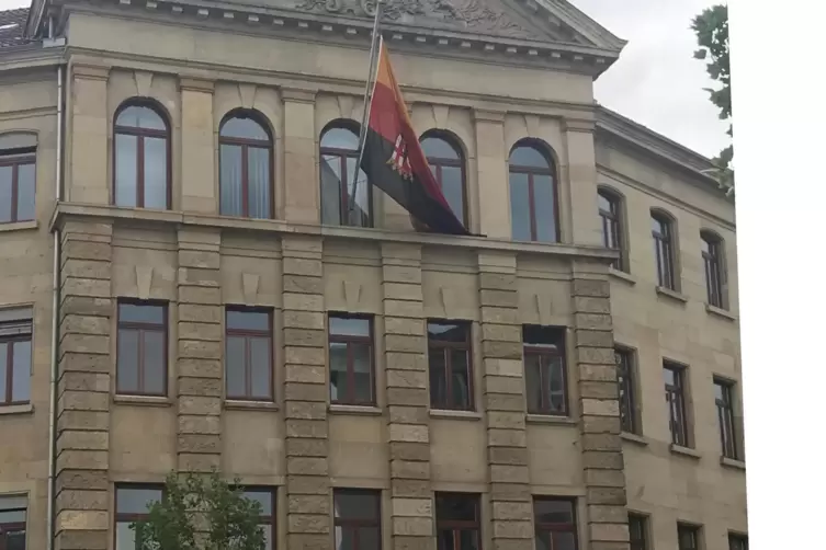 Die Landesflagge hing am Landesamt für Jugend und Soziales falsch herum. 