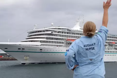 Eine Krankenschwester aus dem australischen Medical Assistance Team winkt der MV Artania im Hafen von Fremantle zum Abschied. Zw