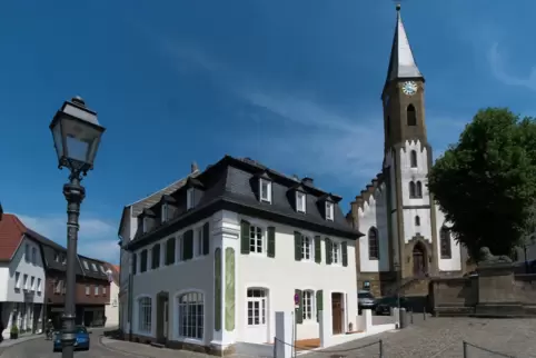 Das Erdgeschoss des denkmalgeschützten und renovierten Hauses am Veldenzplatz wäre geeignet für den Betrieb eines Cafés oder Eis