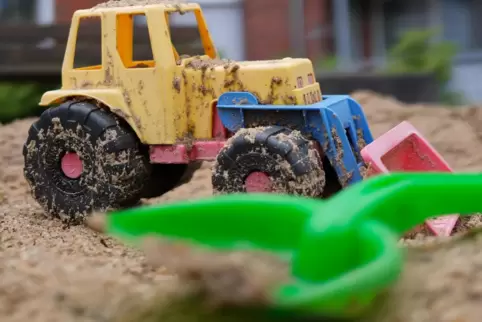 Mit Schippe und Bagger in die Sandkiste – seit einer Woche ist das auch in Frankenthal und Umgebung wieder möglich.