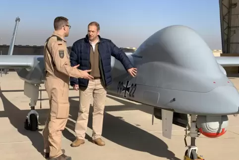 Die Bundeswehr verfügt bisher nur über unbewaffnete Drohnen, wie die „Heron“, die für Aufklärungszwecke eingesetzt wird.
